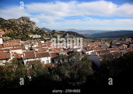 Spanien, Andalusien, Stadt Grazalema in der Provinz Cáditz, an der Ruta de los Pueblos Blancos, Straße zu den Weißen Städten Andalusiens, Blick auf das Dorf Stockfoto