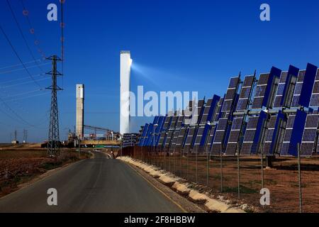 Das Solarkraftwerk PS10, Planta Solar 10, ist der weltweit erste kommerzielle konzentrierende Solarkraftwerk, der in Sanlucar la Mayor in der Nähe von Sevilla, Stockfoto