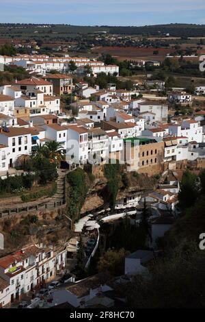 Spanien, Andalusien, weißes Dorf in der Sierra de Grazalema, Setenil de las Bodegas ist ein kleines Dorf zwischen Ronda und Olvera in der Provinz Cadi Stockfoto