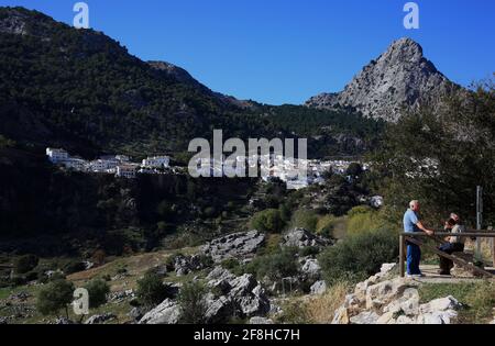 Spanien, Andalusien, Stadt Grazalema in der Provinz Cáditz, an der Ruta de los Pueblos Blancos, Straße zu den Weißen Städten Andalusiens, Blick auf das Dorf, i Stockfoto