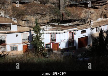 Spanien, Andalusien, weißes Dorf in der Sierra de Grazalema, Setenil de las Bodegas ist ein kleines Dorf zwischen Ronda und Olvera in der Provinz Cadi Stockfoto