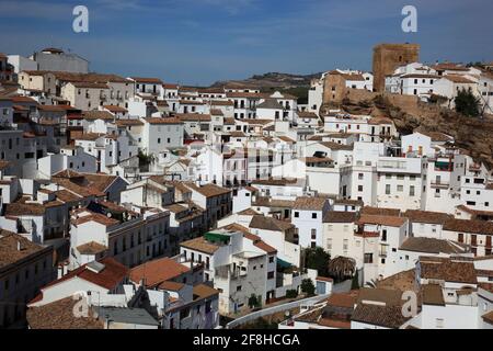 Spanien, Andalusien, weißes Dorf in der Sierra de Grazalema, Setenil de las Bodegas ist ein kleines Dorf zwischen Ronda und Olvera in der Provinz Cadi Stockfoto