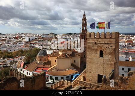 Spanien, Andalusien, Stadt Carmona in der Provinz Sevilla, Blick vom Alkazar de la Puerta de Sevilla auf Torre del Oro, die Kathedrale San Pedro und die Stockfoto