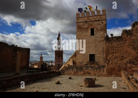 Spanien, Andalusien, Stadt Carmona in der Provinz Sevilla, Blick vom Alkazar de la Puerta de Sevilla auf die historische Altstadt und den Turm der cathé Stockfoto