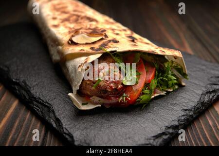 lula Kebab mit Kräutern auf einer Holzfläche auf dem Tabelle Stockfoto