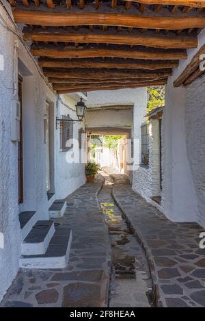 Typische weiße Straße des Dorfes Pampaneira in Spanien Stockfoto