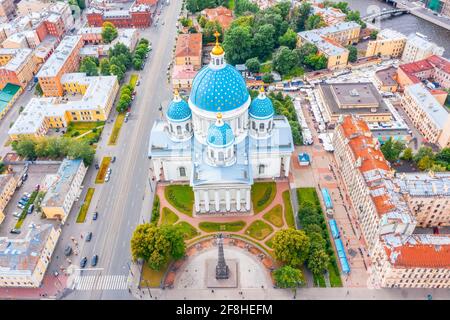 Die berühmten Trinity Cathedral mit blauen Kuppeln und vergoldeten Sternen, Blick auf den historischen Teil der Stadt Staint-Petersburg, typischen Häusern rund um Stockfoto