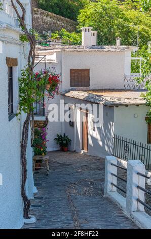 Typische weiße Straße des Dorfes Pampaneira in Spanien Stockfoto