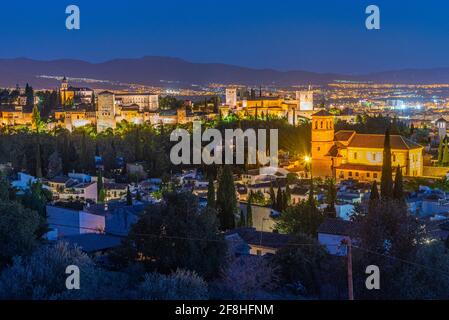 Nachtansicht des Palastes Alhambra und der Kirche El Salvador in Granada, Spanien Stockfoto