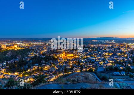 Nachtansicht des Palastes Alhambra und der Kirche El Salvador in Granada, Spanien Stockfoto