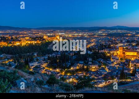 Nachtansicht des Palastes Alhambra und der Kirche El Salvador in Granada, Spanien Stockfoto