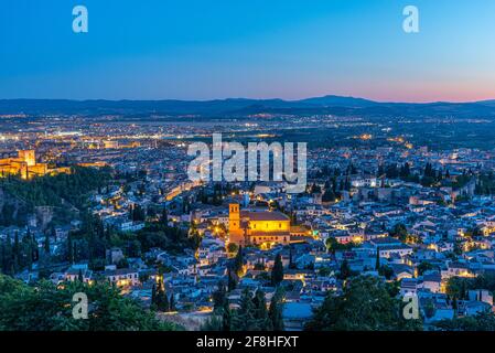 Nachtansicht des Palastes Alhambra und der Kirche El Salvador in Granada, Spanien Stockfoto