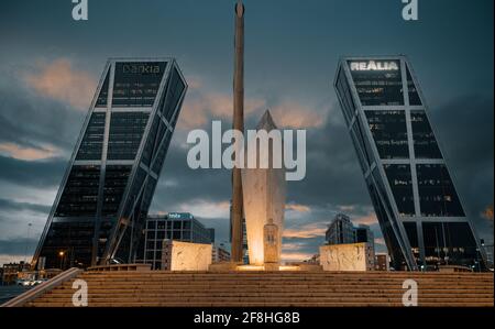 Madrid, Spanien - 3. März 2021: Plaza de Castilla Kastilien-Platz und beleuchtetes Calvo Sotelo-Denkmal gegen Sonnenuntergang Himmel, befindet sich in der wichtigsten gründliche Stockfoto