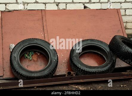 Sommerreifen auf der Straße. Reifen auf der Straße. Wechsel der Räder nach dem Winter. Stockfoto