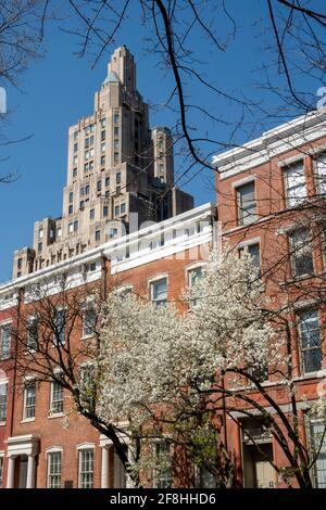 Washington Square North im Frühling mit einer Fifth Avenue im Hintergrund, Greenwich Village, NYC, USA Stockfoto