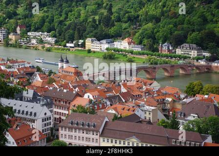 Luftaufnahme der Stadt, des Neckars und der Zwillingstürme des alten Brückentores aus dem Schloss Heidelberg, Baden-Württemberg, Deutschland Stockfoto