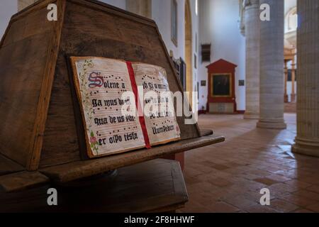 ANTEQUERA, SPANIEN - 09. März 2015: Antequera. Spanien - 9. März 2016: Königliche Stiftskirche von Santa Maria la Mayor in Antequera. Stockfoto