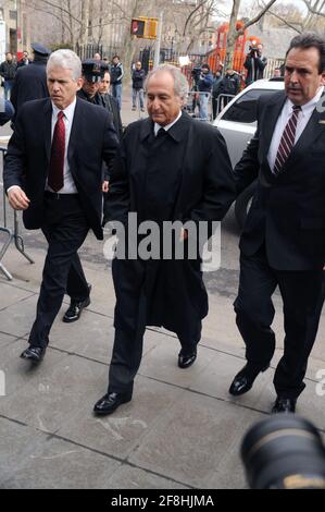 **DATEI FOTO** Bernie Madoff ist verstorben. Bernard Madoff wurde heute Nachmittag in New York City vor dem Bundesgericht wegen einer Anhörung über potenzielle Interessenkonflikte bezüglich seines Anwalts gesehen. 10. März 2009. Quelle: Dennis Van Tine/MediaPunch Stockfoto