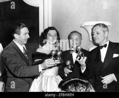 1948 5. Golden Globes Awards der Hollywood Press Association am 10. März mit Preisträgern für die besten Filme des Jahres 1947 von links WALT DISNEY (Special Achievement Award) ROSALIND RUSSELL (Beste Schauspielerin für Trauer wird Electra) DARRYL F. ZANUCK (Best Film Gentleman's Agreement) und RONALD COLMAN (Bester Schauspieler für EIN DOPPELLEBEN) im Hollywood Roosevelt Hotel in Los Angeles Stockfoto