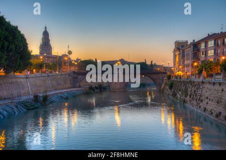 Flussufer von Segura mit Kathedrale und Puente de los peligros in Murcia, Spanien Stockfoto