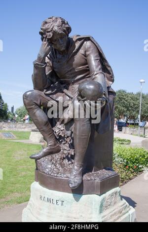 Hamlet am William Shakespeare Memorial in Bancroft Gardens in Stratford upon Avon in Warwickshire in Großbritannien. Aufgenommen am 22. Juni 2020. Stockfoto