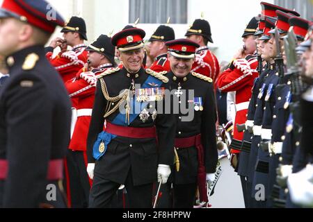 Prinz Philip, der Herzog von Edinburgh, inspiziert 2004 die Truppen im Royal Gloucestershire, Berkshire und Wiltshire Regiment Museum in Salisbury. Stockfoto