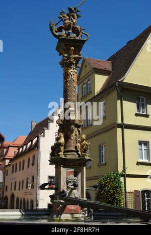 Säule mit Figuren und Trinkbrunnen in der alten Romantikstraßenstadt Rothenburg ab Tauber, Bayern, Deutschland Stockfoto