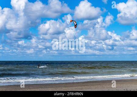 Ostsee, Russland, Kaliningrad, 12. Juli 2020. Surfer auf dem Meer. Sturmwellen und Windsurfen. Kitesurfer im Meer. Stockfoto