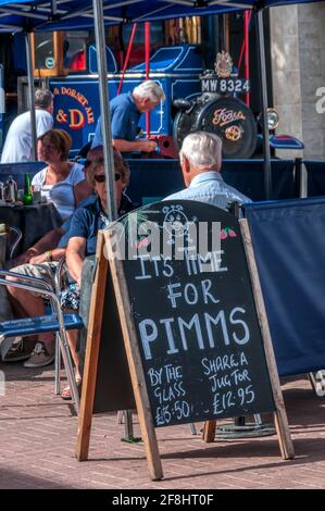 Es ist Zeit für ein Pimms-Schild vor einer Bar in Taunton. Stockfoto