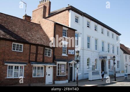 Gebäude, darunter das Playhouse in Stratford-upon-Avon in Warwickshire, Großbritannien, aufgenommen am 22. Juni 2020. Stockfoto