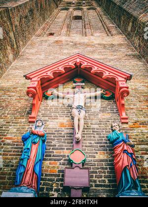 Vertikale Aufnahme von Skulpturen der Frauenkirche (13. Jahrhundert) in Lissewege, Belgien Stockfoto