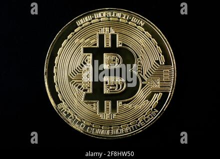 Vergoldete Bitcoin-Münze auf schwarzem Hintergrund Stockfoto