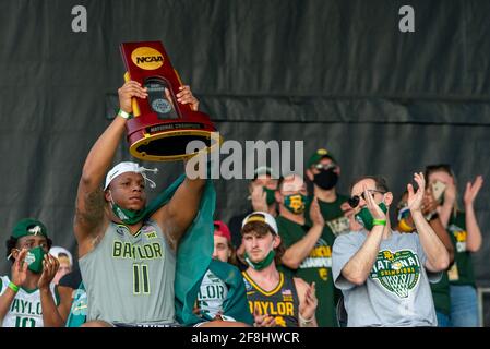 Mark Vital, Senior der Baylor University, hält die NCAA Championship Trophy während der Männer-Basketball-Championship-Show am Dienstag, den 13. April 2021 in Waco, TX. Am 5. April 2021 schlug das Baylor Männer Basketball Team die zuvor unerschrockte Gonzaga Bulldogs, um das NCAA Division I Männer Basketball Turnier zu gewinnen. (Foto von Jennifer Lake/Sipa USA) Quelle: SIPA USA/Alamy Live News Stockfoto