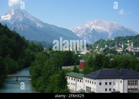 Blick auf das Salzbergwerk, den Fluss und die Stadt Berchtesgaden, Bayern, Deutschland Stockfoto