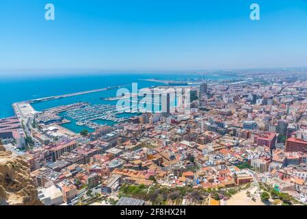 Luftaufnahme der spanischen Stadt und des Hafens Alicante Stockfoto