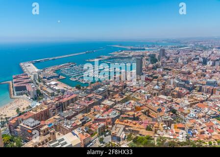 Luftaufnahme der spanischen Stadt und des Hafens Alicante Stockfoto