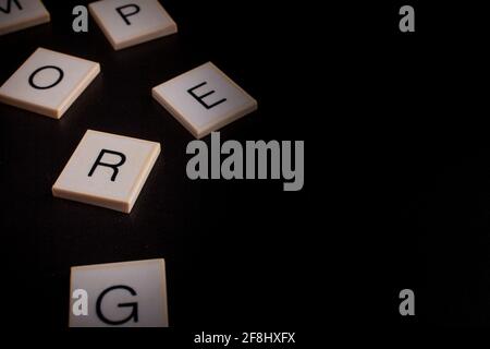 Buchstaben des Alphabets in zufälliger Reihenfolge auf einem schwarzen Hintergrund - Kopierbereich Stockfoto