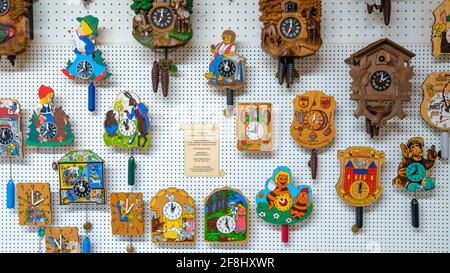 Gernrode, Deutschland. April 2021. Kuckucksuhren hängen an einer Wand im Harzer Uhrenmuseum. Quelle: Stephan Schulz/dpa-Zentralbild/ZB/dpa/Alamy Live News Stockfoto