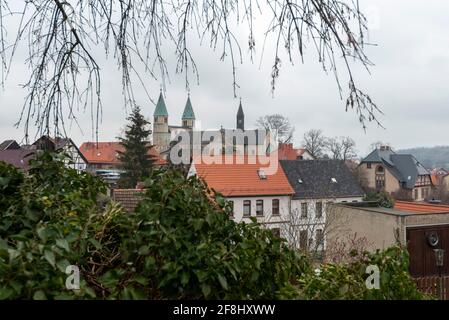 Gernrode, Deutschland. April 2021. Blick auf die Türme der Stiftskirche St. Cyriakus in Gernrode. Die Kirche enthält eine Krypta aus dem 11. Jahrhundert. Es gilt als eine der ältesten Repliken des Jerusalemer Heiligen Grabes nördlich der Alpen. Quelle: Stephan Schulz/dpa-Zentralbild/ZB/dpa/Alamy Live News Stockfoto