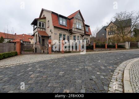 Gernrode, Deutschland. April 2021. Das beliebte Café 'der Froschkönig' in Gernrode. Quelle: Stephan Schulz/dpa-Zentralbild/ZB/dpa/Alamy Live News Stockfoto