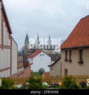 Gernrode, Deutschland. April 2021. Blick auf die Türme der Stiftskirche St. Cyriakus in Gernrode. Die Kirche enthält eine Krypta aus dem 11. Jahrhundert. Es gilt als eine der ältesten Repliken des Jerusalemer Heiligen Grabes nördlich der Alpen. Quelle: Stephan Schulz/dpa-Zentralbild/ZB/dpa/Alamy Live News Stockfoto