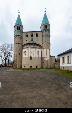 Gernrode, Deutschland. April 2021. Stiftskirche St. Cyriakus in Gernrode. Die Kirche enthält eine Krypta aus dem 11. Jahrhundert. Es gilt als eine der ältesten Repliken des Jerusalemer Heiligen Grabes nördlich der Alpen. Quelle: Stephan Schulz/dpa-Zentralbild/ZB/dpa/Alamy Live News Stockfoto