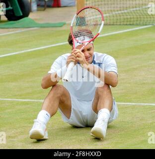 WIMBLEDON TENNIS CHAMPIONSHIPS 12TH TAGE HERREN FINALE RODGER FEDERER BEATS ANDY RODDICK 3/7/2005 BILD DAVID ASHDOWNWIMBLEDON TENNIS Stockfoto