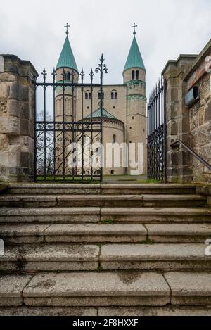 Gernrode, Deutschland. April 2021. Stiftskirche St. Cyriakus in Gernrode. Die Kirche enthält eine Krypta aus dem 11. Jahrhundert. Es gilt als eine der ältesten Repliken des Jerusalemer Heiligen Grabes nördlich der Alpen. Quelle: Stephan Schulz/dpa-Zentralbild/ZB/dpa/Alamy Live News Stockfoto