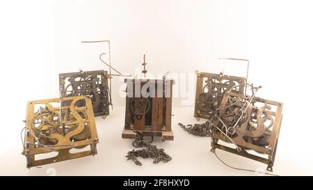 Gernrode, Deutschland. April 2021. Mechanische Uhrwerke werden in einer beleuchteten Vitrine im Harzer Uhrenum gezeigt. Quelle: Stephan Schulz/dpa-Zentralbild/ZB/dpa/Alamy Live News Stockfoto