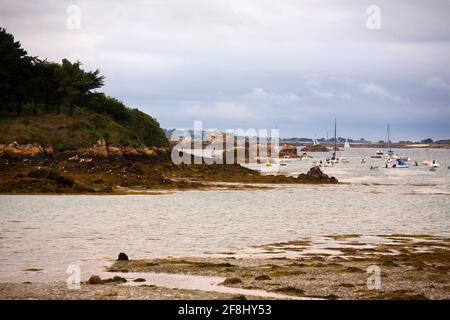 Baie de la Corderie: Eine ruhige Bucht an der Westküste von Île-de-Bréhat, Côtes-d'Armor, Bretagne, Frankreich, bei Ebbe Stockfoto