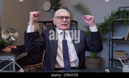 Älterer Mann Chef schreit vor Verzweiflung nach der Arbeit Entwicklung neuer Projekt scheitert aber im Büroraum Stockfoto