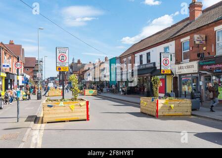 Die York Road in Kings Heath, Birmingham, ist für Verkehr und Autos gesperrt Stockfoto