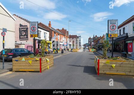 Die York Road in Kings Heath, Birmingham, ist für Verkehr und Autos gesperrt Stockfoto