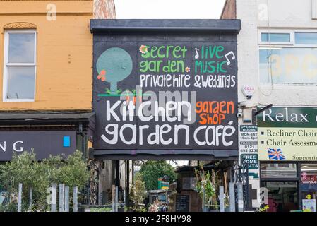 Kitchen Garden Café und Gartengeschäft in der York Road in Kings Heath, Birmingham, die für Verkehr und Autos gesperrt wurde Stockfoto